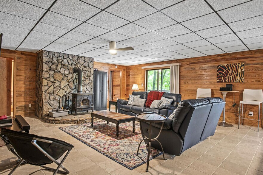 Building Photo - 410 Dogwood Ln