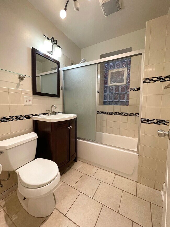 Building Photo - 2449 N Avers Ave