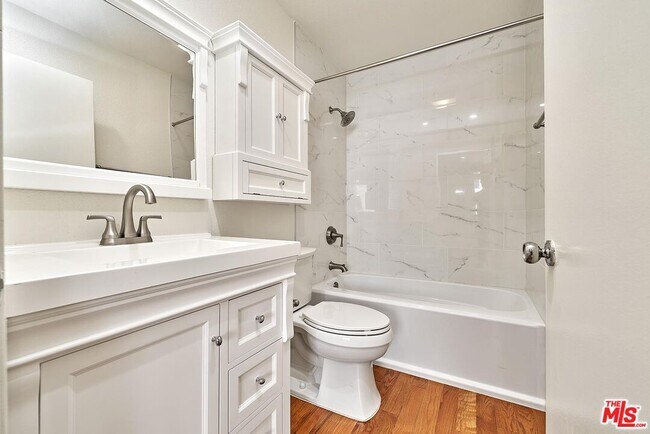 Building Photo - 326 S Manhattan Pl