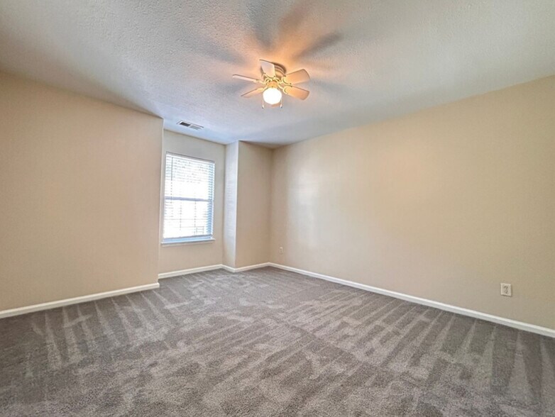 Building Photo - 927 Hunley Dr