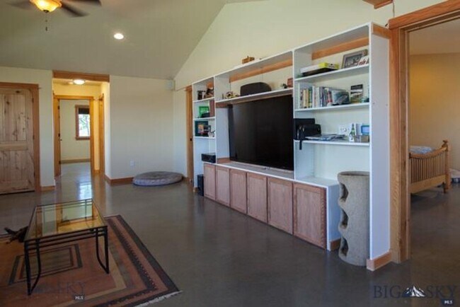 Building Photo - 3-Bedroom, 2-Bathroom Single-Level Home in Bozeman, MT