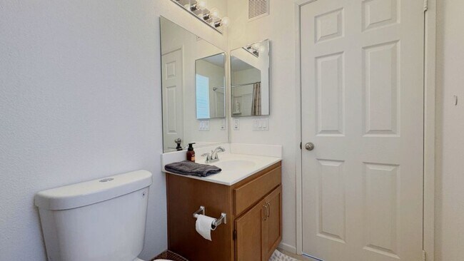 Building Photo - Beautiful Tri-Level 3BD/2BA Townhome in Greystone at Eastlake – Eastlake Chula Vista