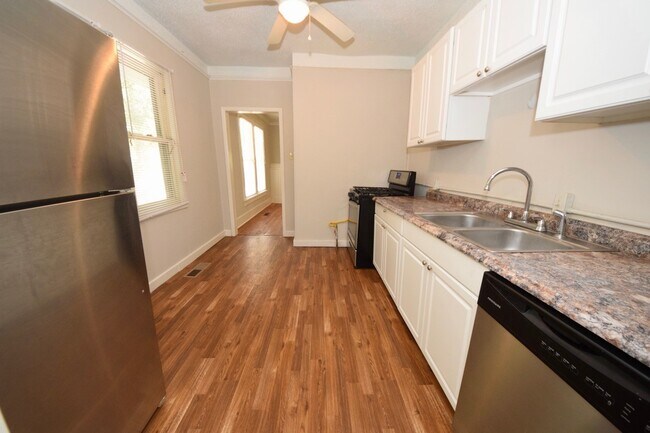 Building Photo - 4 Bed, 2 Bath Near UOM