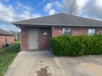 Building Photo - 2 Bed 2 Bath Duplex