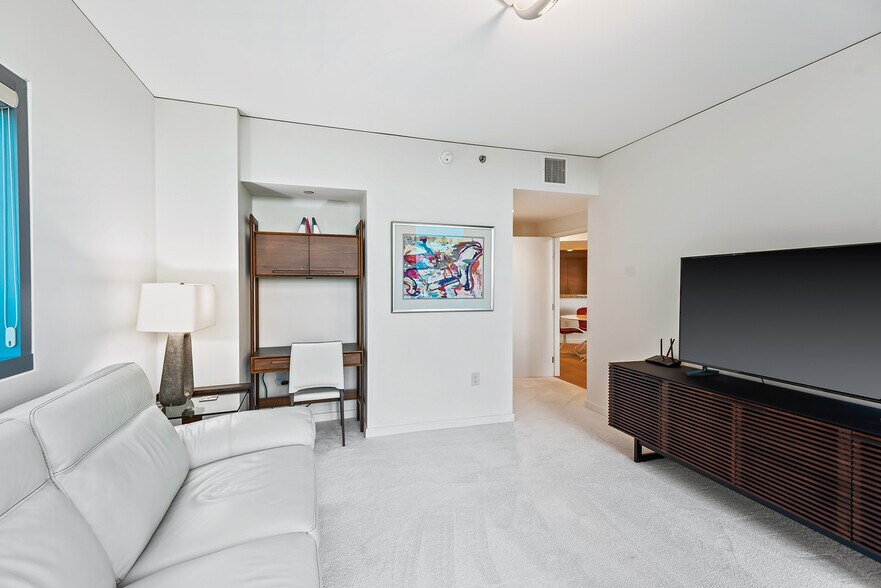 Building Photo - 13650 marina pointe Dr