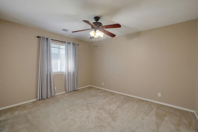 Building Photo - Spacious 4-Bedroom Gem with Office in Desi...