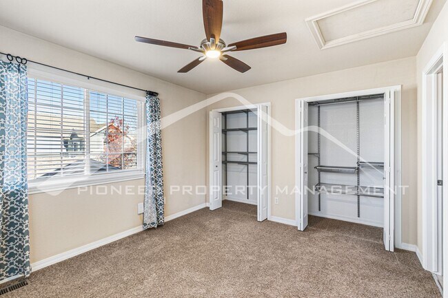 Building Photo - Spacious Townhouse with Fenced Patio and Washer/Dryer