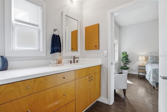 Building Photo - 106 Fareham Pl N