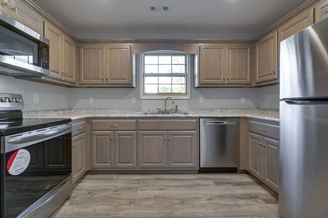 Building Photo - Spacious ranch style 2-bedroom, 2 bath duplex located in Manchester!