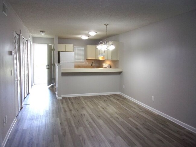 Building Photo - 2 Bedroom 2 Bath Condo - 1 Block from Cher...