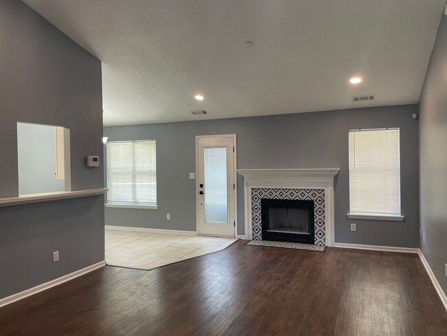 Building Photo - Beautiful 3BR/2BA Ranch Now Available in B...