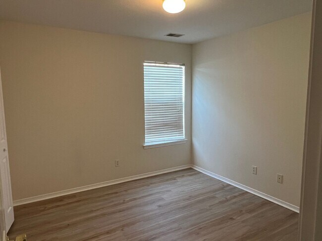 Building Photo - Four Bedroom Town Home with Two Car Garage in University Park-Renovated! Half Off First Month For...