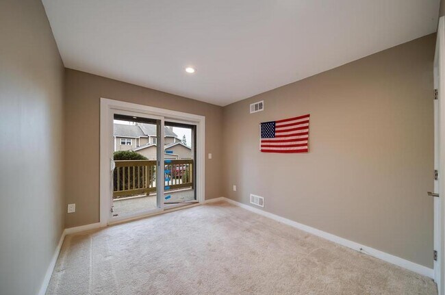 Building Photo - 302 Heights Dr