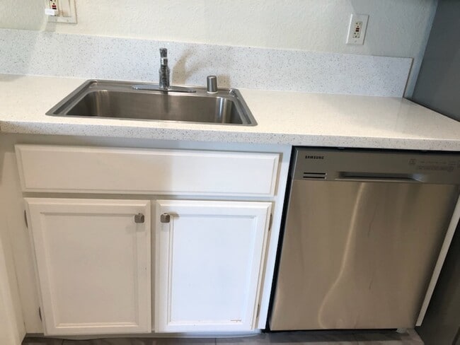 Building Photo - 850 Apricot Ave