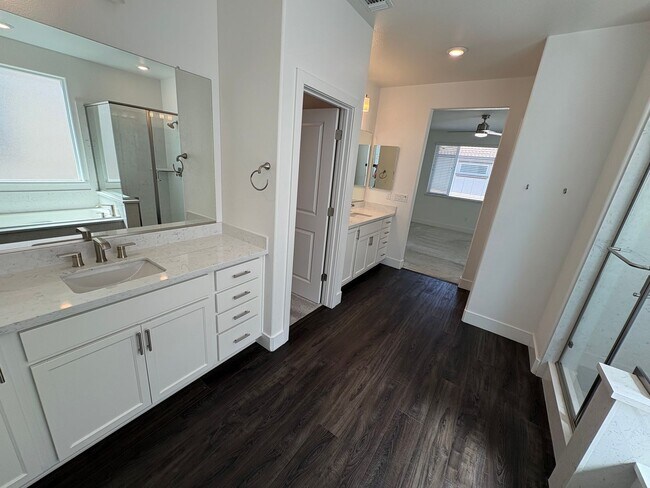 Building Photo - Beautiful 4 Bed 3 Full Bath Home with Solar in Brentwood