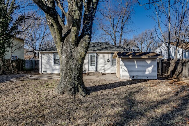 Building Photo - 4644 S Oak Ave