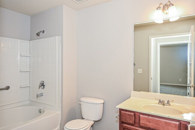 Building Photo - 167 Lyndhurst Dr