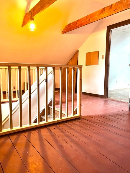 Attic Loft - 126 Hooker Ave