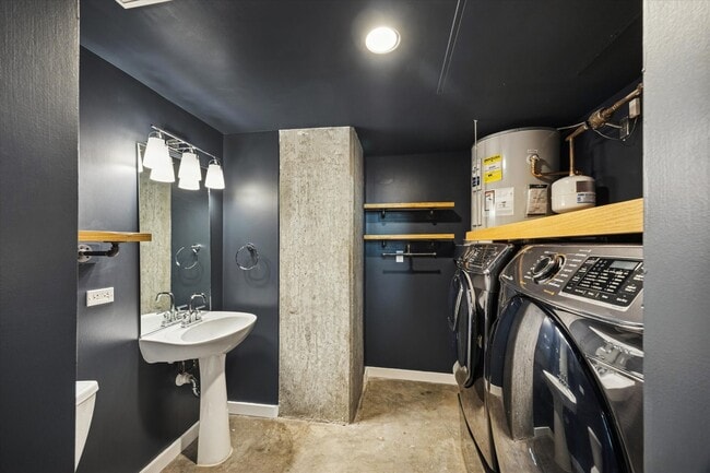 Building Photo - 2000 Bagby St