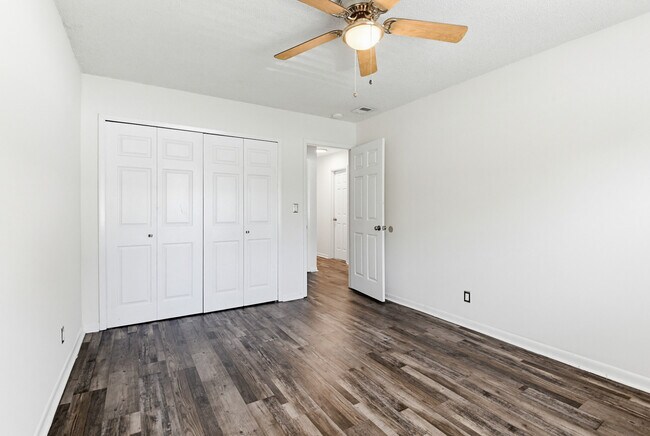 Building Photo - 6 Baywood Dr
