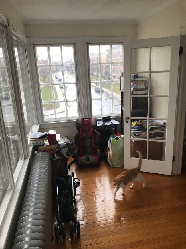 Building Photo - 883 Farmington Ave