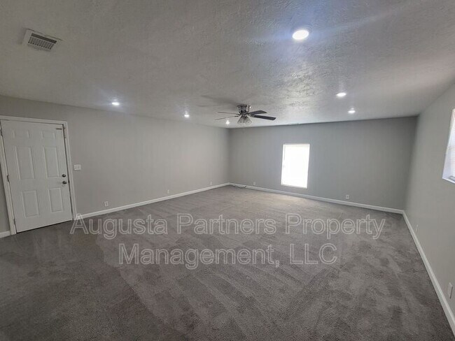 Building Photo - 142 Oakridge Dr