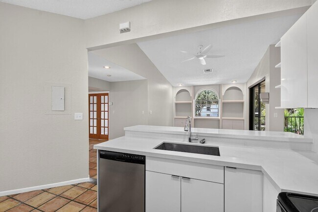 Building Photo - 5451 Verona Dr