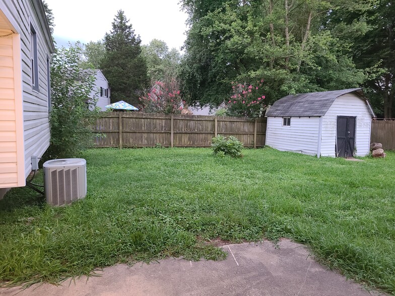 Building Photo - 6604 Birchline Blvd