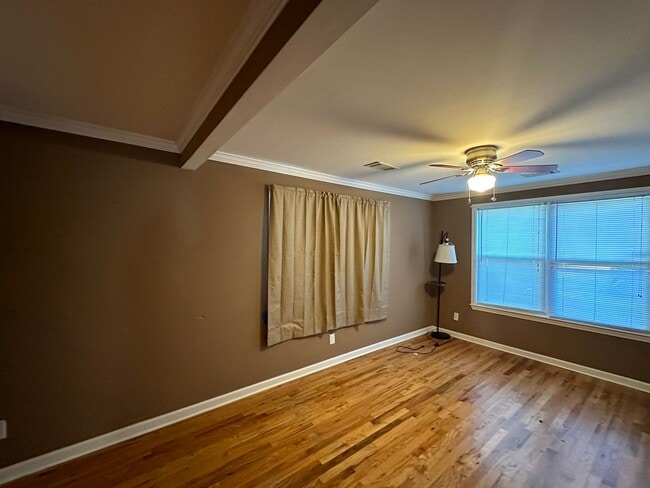 Building Photo - Forest Hills Cutie