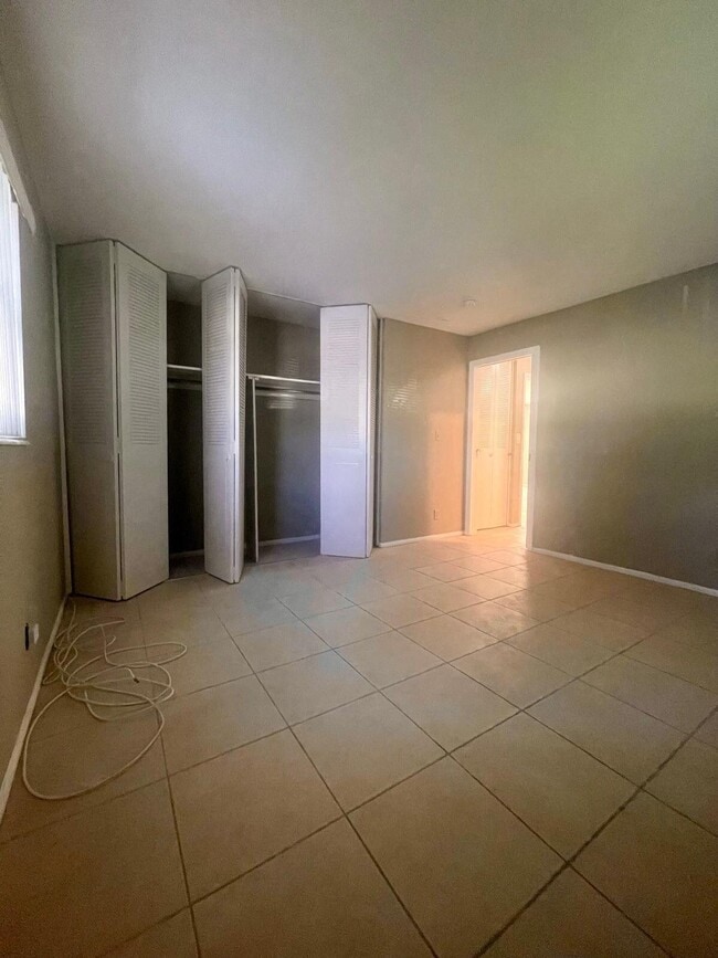 Building Photo - 1480 E Sample Rd