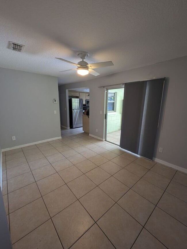 Building Photo - Large 3 bedrooms and 2 baths with a beauti...