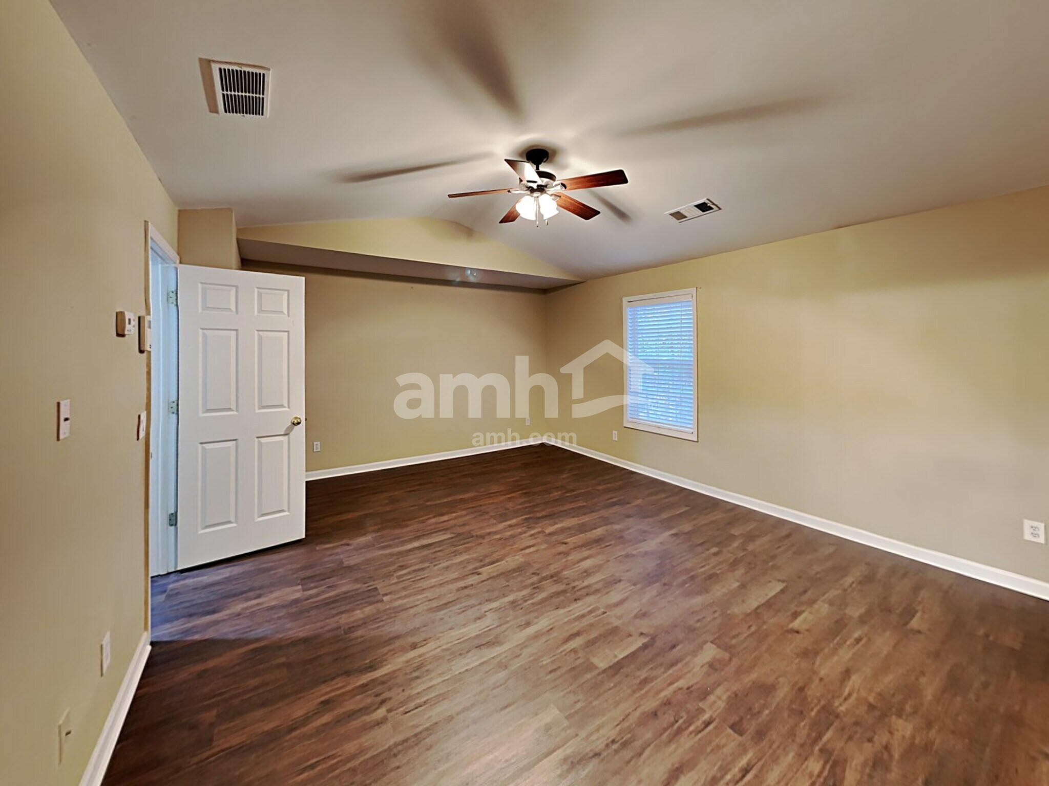 Building Photo - 1584 Silver Ridge Dr