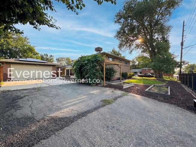 Building Photo - 4-Bed/2-Bath House Charming Home with Fenced Yard/ Available Now!