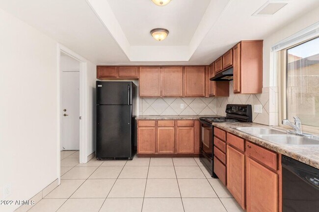 Building Photo - 2415 W Greenway Rd