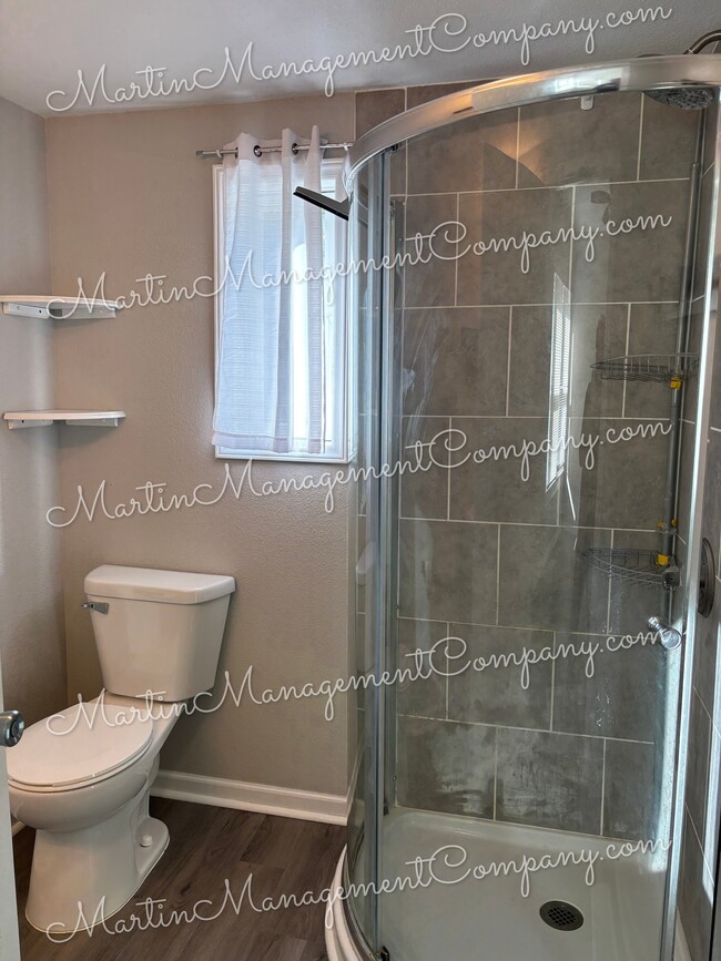 Building Photo - 1528 E 6th St