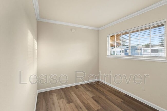 Building Photo - 940 Palm Cir