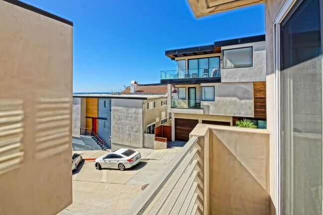Building Photo - 4021 Crest Dr