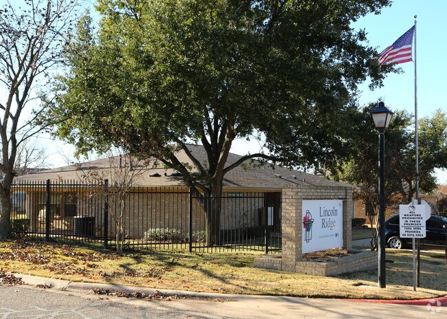 Building Photo - Lincoln Ridge