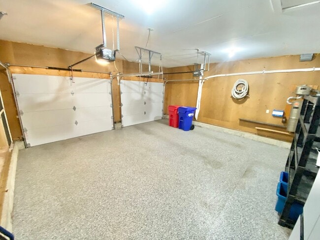 Building Photo - 3 Bedroom 2.5 Bathroom Condo in Williston