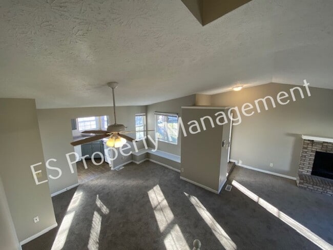 Building Photo - Stunning 4 Bedroom 2 Bathroom Tri-Level Ho...