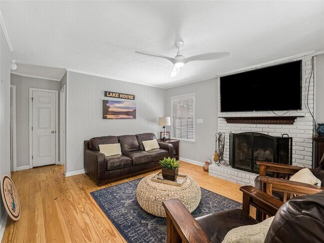 Building Photo - 6265 Lakeview Dr