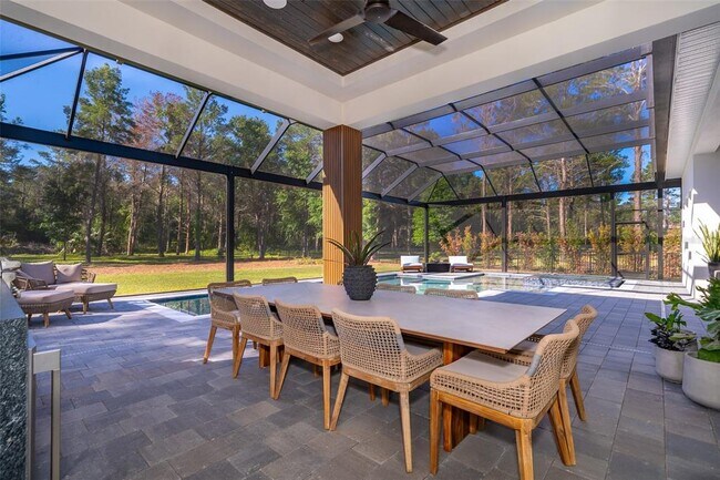 Building Photo - 15210 Pendio Dr