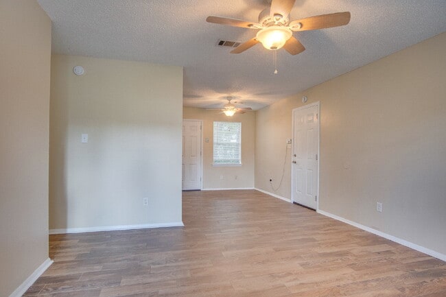 Building Photo - Fully Renovated 3/2 Just Minutes from the ...