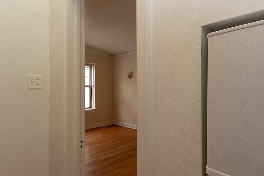 Building Photo - 562 W Arlington Pl