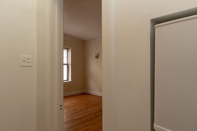 Building Photo - 539 W Arlington Pl