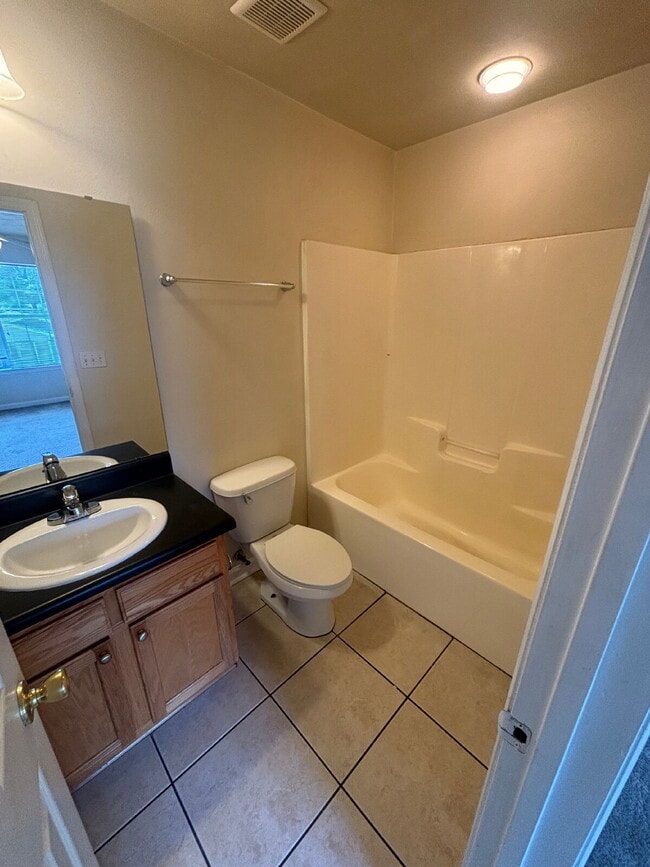 Building Photo - Awesome 3x3 Townhouse with Private Driveway!