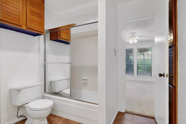 Building Photo - Spacious Townhome with Lake Views on a Pri...