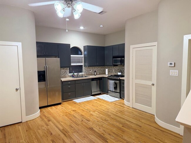 Building Photo - 8686 Meadowcroft Dr