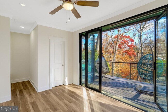 Building Photo - 6120 Beachway Dr