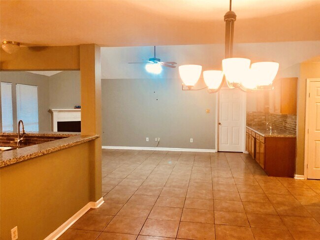 Building Photo - 2510 Carriage Ln